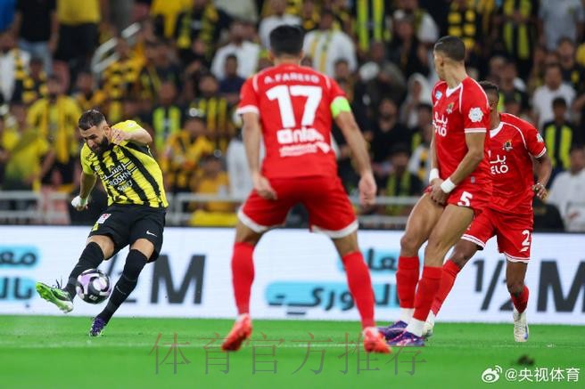 门将巨大失误皇马笑纳大礼 本泽马20米外吊门得手